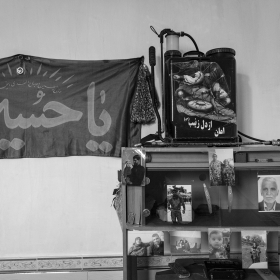دهمین سوگواره عاشورایی عکس هیأت-علی اصغر  فیض اللهی-مجالس احیای امراهل‌البیت علیهم‌السلام مجموعه عکس-دوربین دیجیتال-همه اعضای یک پیکر همه سرباز یک سنگر (رعایت مسائل بهداشتی در هیأت)