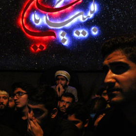 سوگواره چهارم-عکس 18-سید جواد میرحسینی-جلسه هیأت فضای داخلی